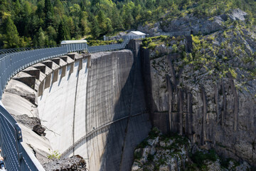 Vista della diga del Vajont, famosa per il disastro, a Longarone, Italia