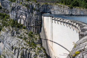 Vista della diga del Vajont, famosa per il disastro, a Longarone, Italia