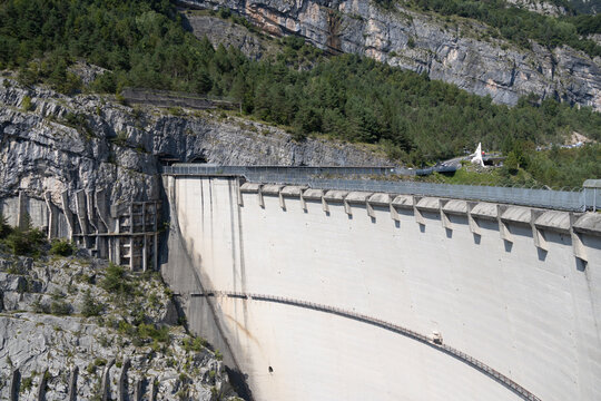 Vista della diga del Vajont, famosa per il disastro, a Longarone, Italia
