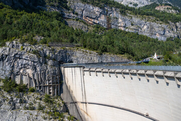 Vista della diga del Vajont, famosa per il disastro, a Longarone, Italia