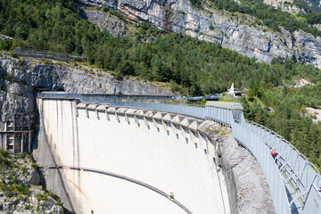 Vista della diga del Vajont, famosa per il disastro, a Longarone, Italia
