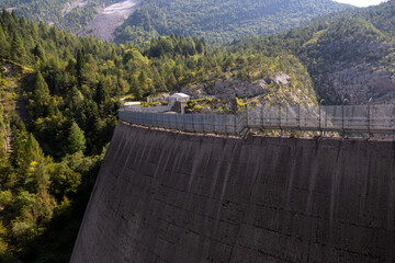 Vista della diga del Vajont, famosa per il disastro, a Longarone, Italia