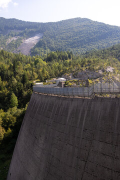 Vista della diga del Vajont, famosa per il disastro, a Longarone, Italia