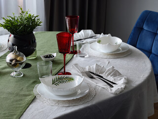 An Elegant Dining Table Setting Featuring Modern Decor Elements for a Memorable Experience