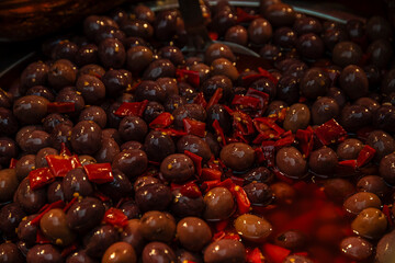 olive nere con peperoncino rosso artigianali