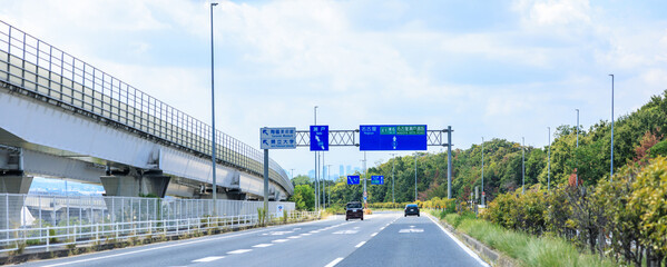 ドライブ中に見える長久手の都市風景