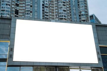 Obraz premium A mockup of a blank white billboard framed by a modern building facade, ideal for advertising
