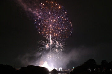 夜空を彩る花火
