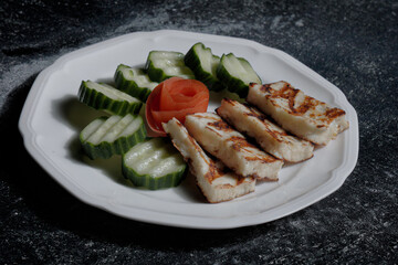 Grilled Halloumi Cheese with Fresh Salad — Traditional Middle Eastern Dish