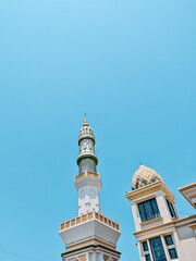 Obraz premium minaret of the mosque under blue sky