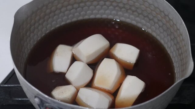 里芋の煮物を作る様子