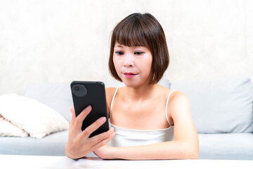 スマホを触る若い女性