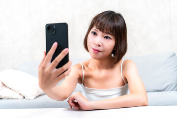 スマホを触る若い女性