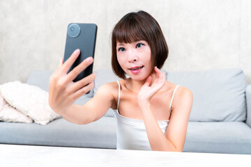 スマホを触る若い女性