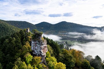 Morgennebel über der Burgruine Fleckenstein in den Vogesen. Drohnenaufnahme der Burgruine...