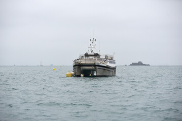 bateau de plongeurs, coque en métal amarré