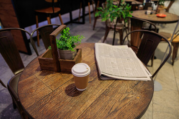 無人のカフェの片隅、開かれた雑誌と珈琲