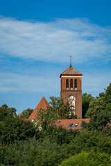 Fototapeta premium Blick von Südosten auf den Turm der denkmalgeschützten Stadtkirche von Storkow (Mark)