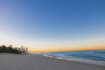 ゴールドコーストの海岸から見た都市部と夕暮れ