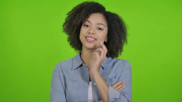 Junge Frau vor Chroma Key Greenscreen &ndash; Isoliertes  zur kreativen Bearbeitung