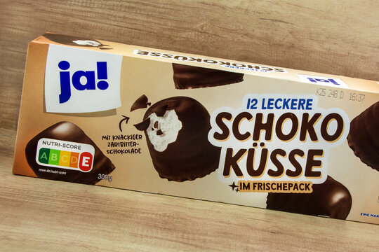 Ja Rewe Schaumk&uuml;sse Verpackung auf Hintergrund Holz