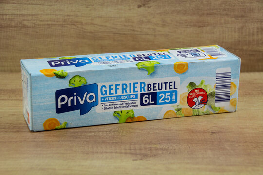 Budni Priva, Gefriebeutel 6 Liter im Pappkarton auf  Hintergrund Holz