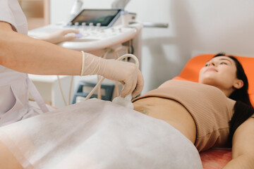 Obraz premium Applying gel to the ultrasound device eliminates air gaps for better sound transmission. Ultrasound Gel Application. Ultrasound gel is applied to the transducer for effective soundwave conduction.