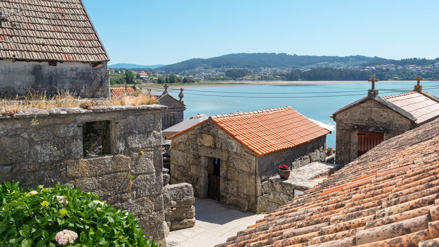 Barrio antiguo con peque&ntilde;os edificios de piedra en la villa litoral de Combarro en la regi&oacute;n de Galicia, Espa&ntilde;a
