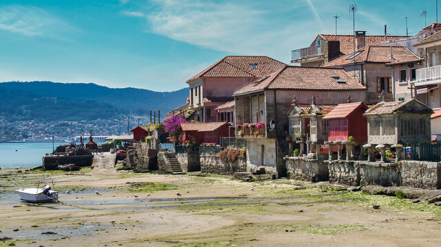 Hermoso pueblo pesquero en el litoral gallego de Combarro, con sus tradicionales h&oacute;rreos, Espa&ntilde;a