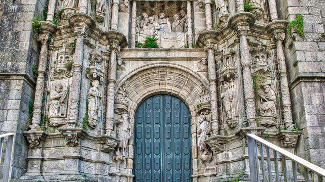 Primer plano hermosa puerta oeste de la bas&iacute;lica Santa Mar&iacute;a la Mayor de estilo g&oacute;tico isabelino y plateresco en Pontevedra, Espa&ntilde;a