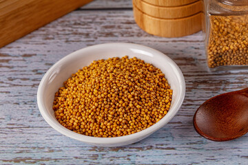 Raw dry aroma flavour mustard seeds