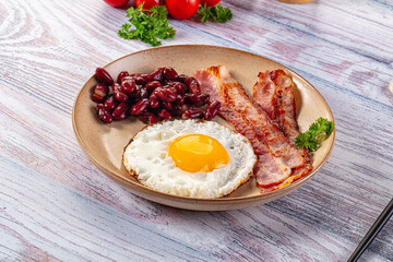 English breakfast with egg, bean and bacon