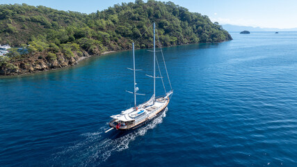 Obraz premium A relaxing moment at sea as a traditional boat sails through the blue coastline.
