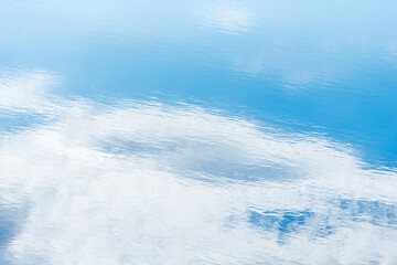 秋の青空と雲が反射する湖水01