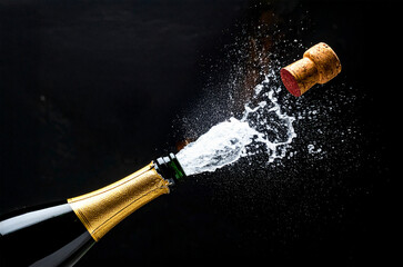 Bottiglia di champagne stappata su sfondo nero