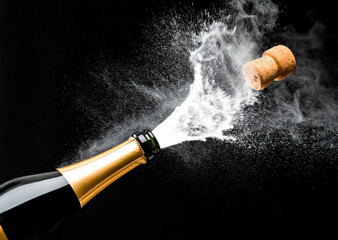 Bottiglia di champagne stappata su sfondo nero