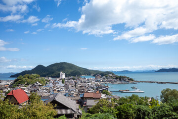 日本の広島県福山市の鞆の浦の美しい海のある風景