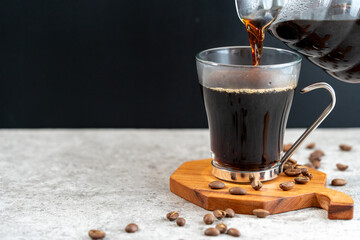 ドリップコーヒーをコーヒーカップにそそぐ（コピースペース有り）