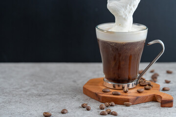 たっぷりのホイップクリームをコーヒーに入れてウィンナーコーヒー（アインシュペナー）をつくる