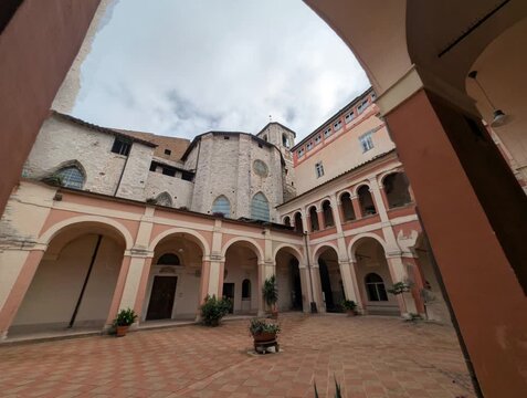 Antico chiostro in Umbria