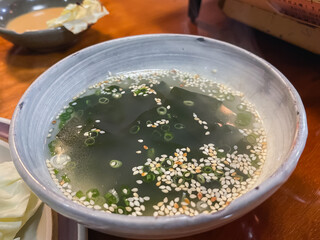 わかめスープ。ゴマとワカメがたくさん入った熱い飲み物。