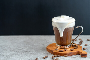 ウィンナーコーヒーのクリームがカップからあふれる