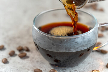 ドリップコーヒーをコーヒーカップにそそぐ