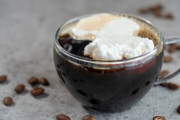 カップに注がれたウィンナーコーヒー（アインシュペナー）