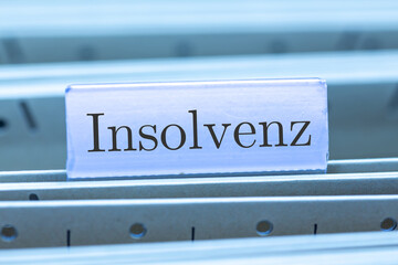 Schild mit der Aufschrift INSOLVENZ an einem Hängemappenregister