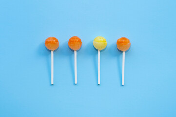 flat-lay-colorful-ball-lollipops
