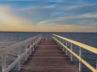 Obraz premium wooden bridge over the sea