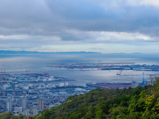 六甲山の中腹にある七兵衛山より神戸市街地と大阪湾を臨む