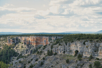 Fototapeta premium El Cañón del Río Lobos, con sus curiosas formaciones rocosas de piedra caliza causadas por la erosión del río Lobos, entre las provincias de Burgos y Soria, España.
