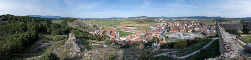 Obraz premium Panoramic View of Historic Town and Lush Landscape